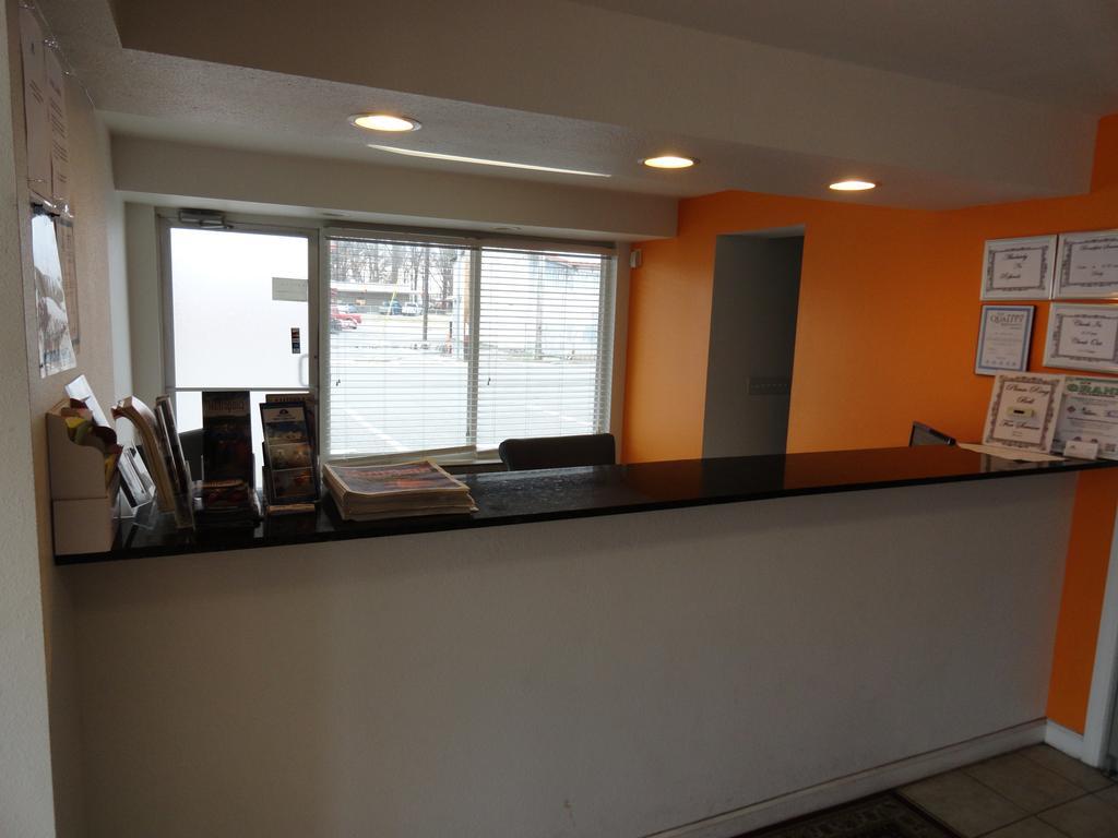 Econo Lodge Metropolis Eksteriør billede